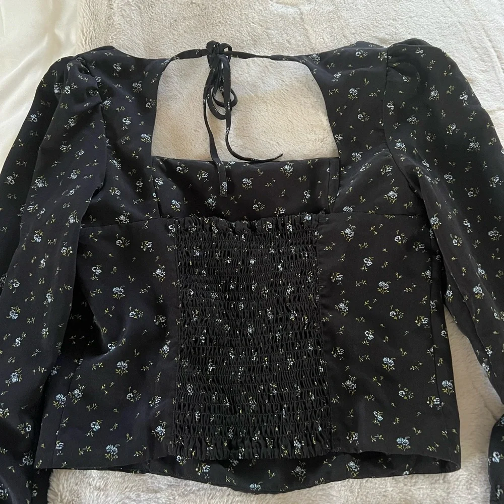 Levi's Black Floral Women's Top Size M NWT - Picture 2 of 6